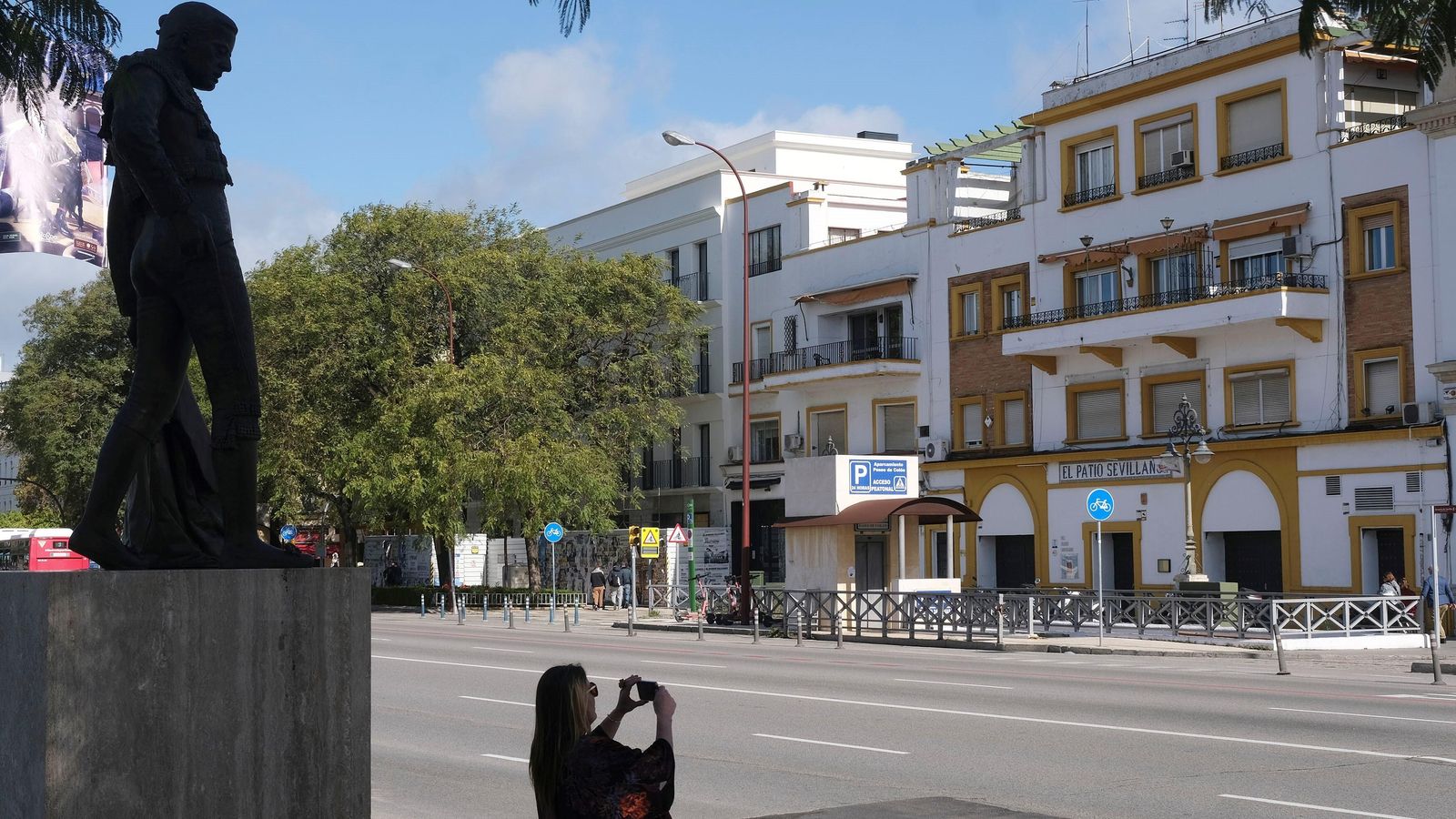 Una mujer realiza una foto frente al edificio del Paseo Colón que cuenta con licencia de demolición.