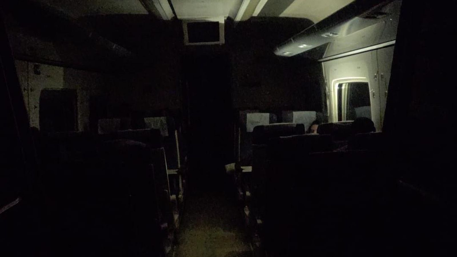 El tren se quedó a oscuras como consecuencia del enganche con el otro tren de rescate.