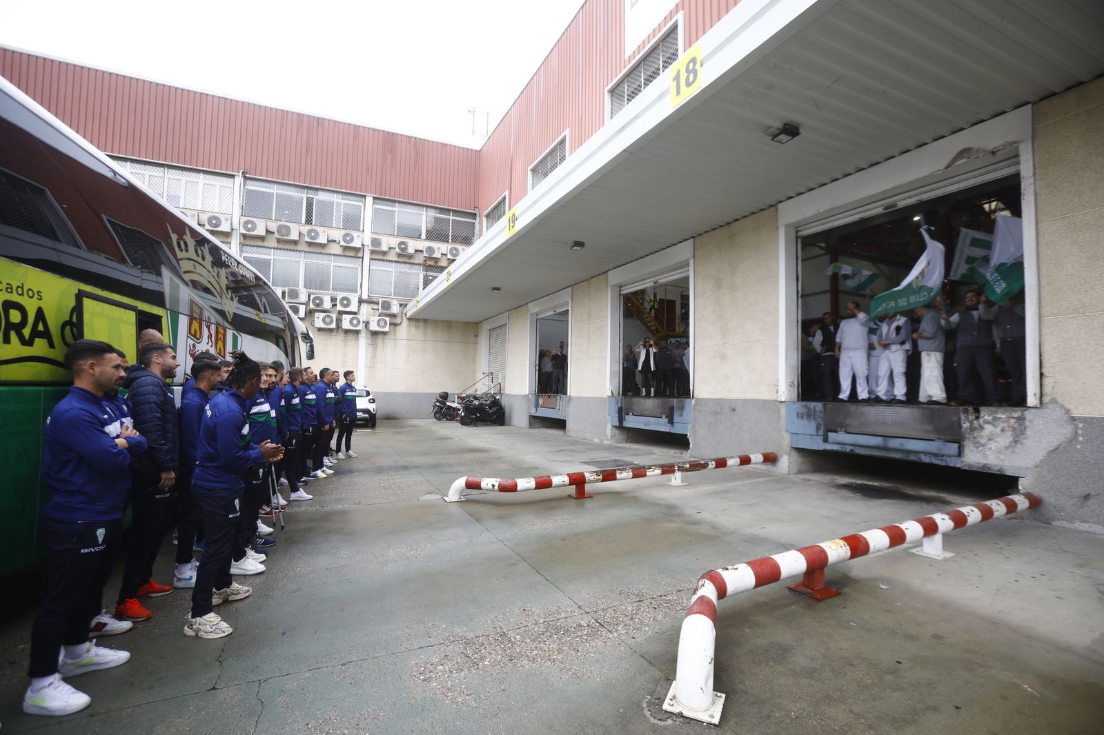 La visita institucional del Córdoba CF a Supermercados Piedra, en imágenes