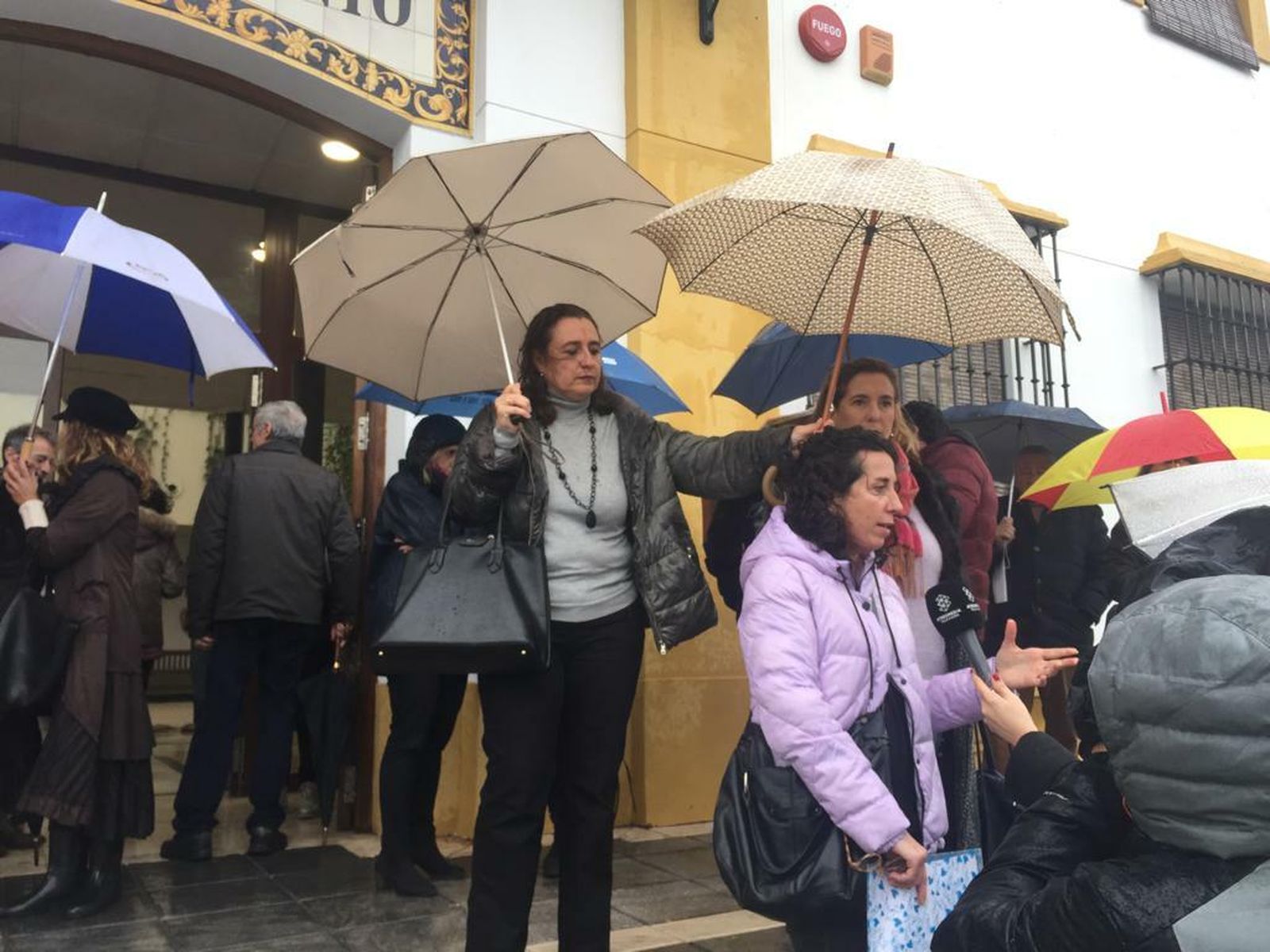 Una vecina afectada atiende a los medios de comunicación, durante la concentración de este jueves ante el Ayuntamiento de Gelves.