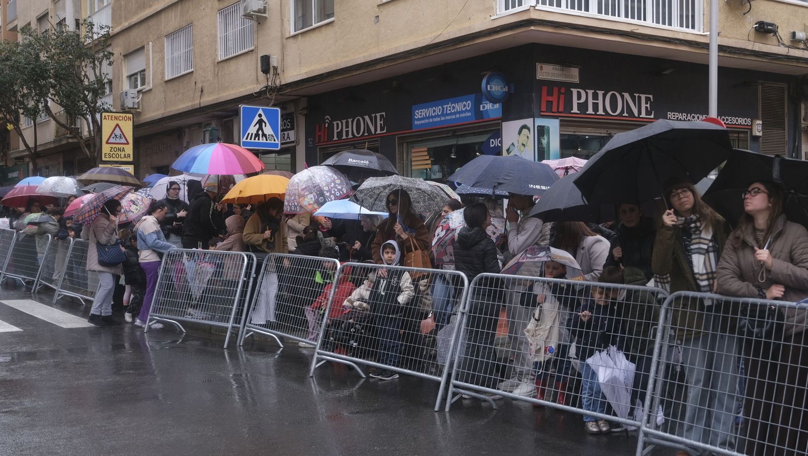 Fotografías de la cabalgata de los Reyes Magos pasada por agua en Almería