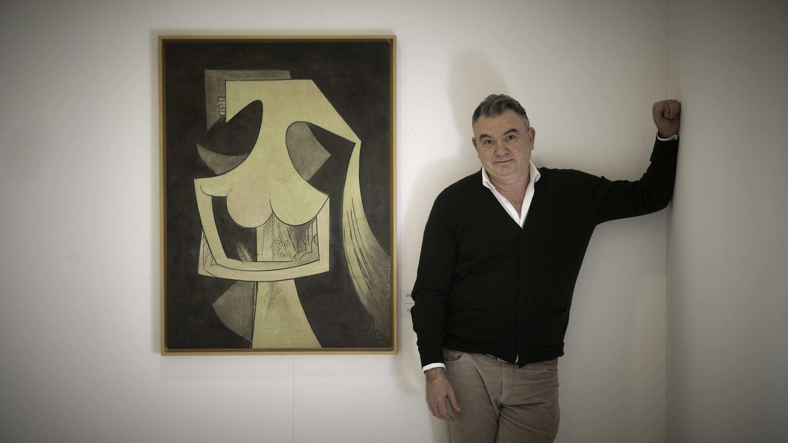 El concejal Paco Cano, junto a la obra de Wifredo Lam que forma parte de la colección Llopis.