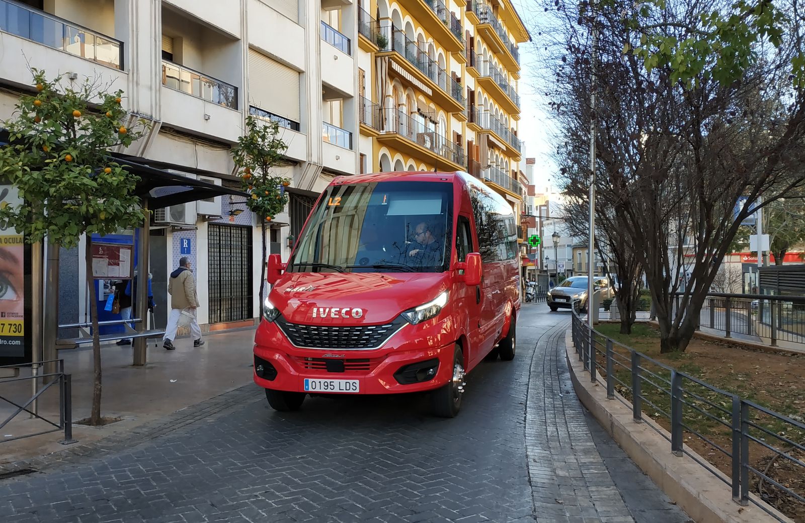 Un autobús de la empresa concesionaria que presta servicio en Puente Genil.