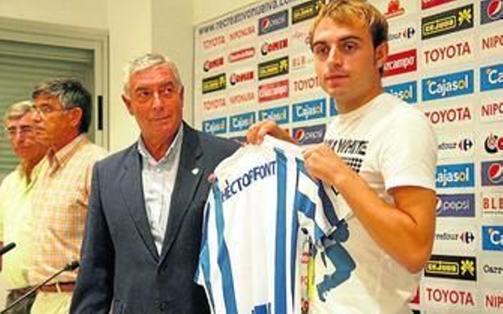 Héctor Font posa con la equipación de su nuevo equipo.