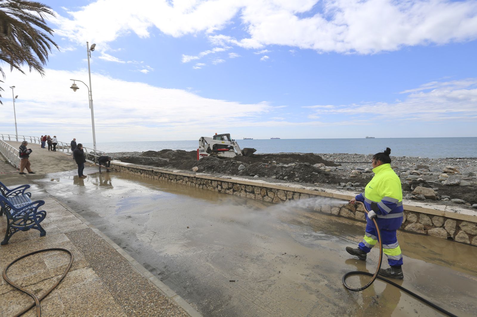 Las fotos de los trabajos en los paseos marítimos y chiringuitos de Málaga para paliar los efectos del temporal