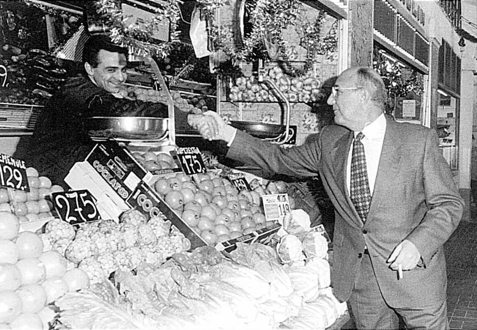 Antonio Carrión, alcalde de Puerto Real en 1997, visita el Mercado