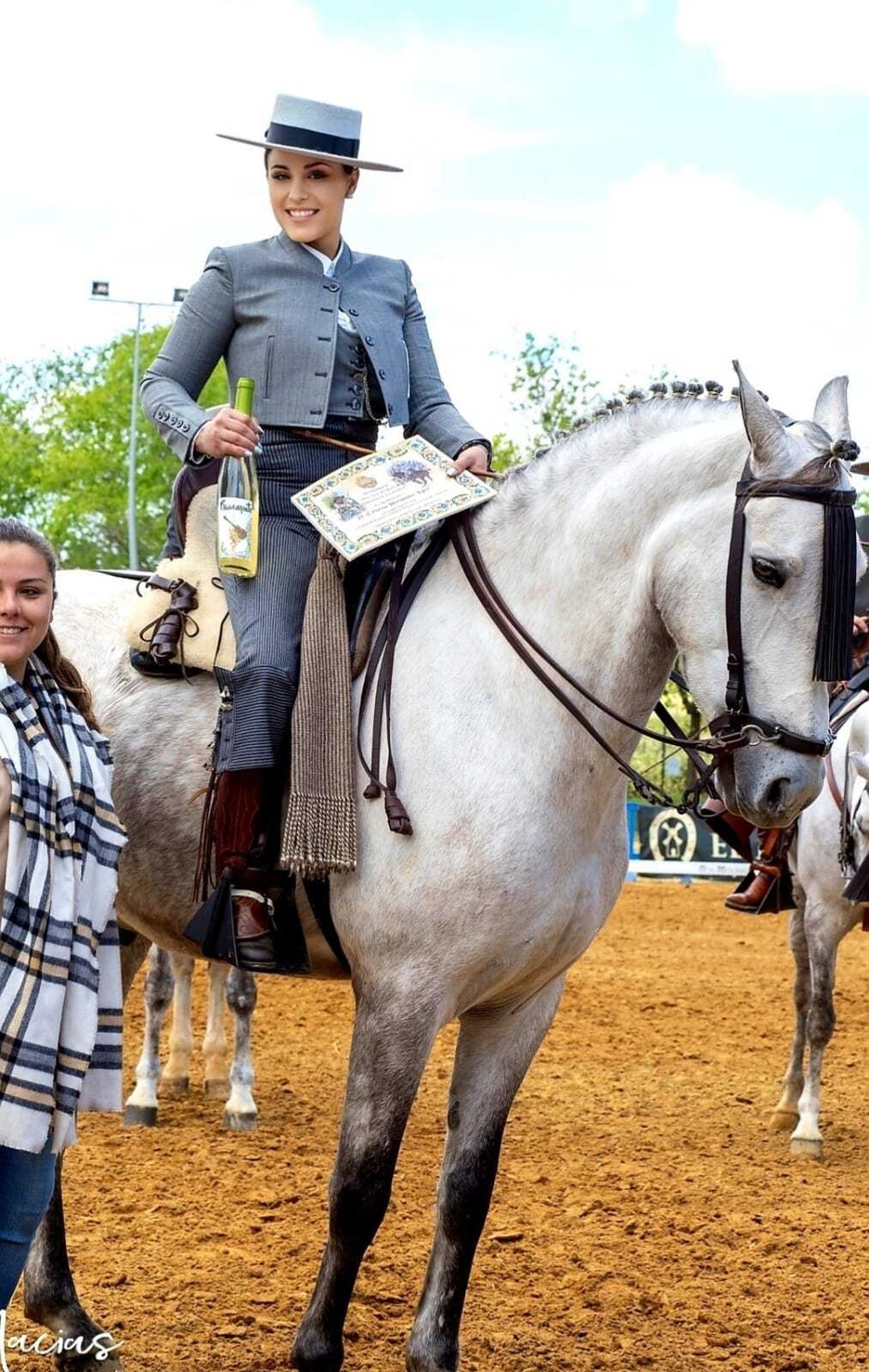 Cristina Hernández sobre su caballo ‘Fandiño’ con el diploma que la acreditaba como 3ª clasificada en SICAB.