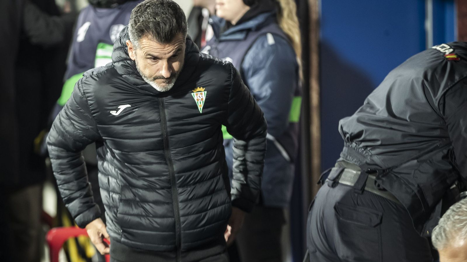 Ania camina hacia el banquillo antes del inicio del encuentro.