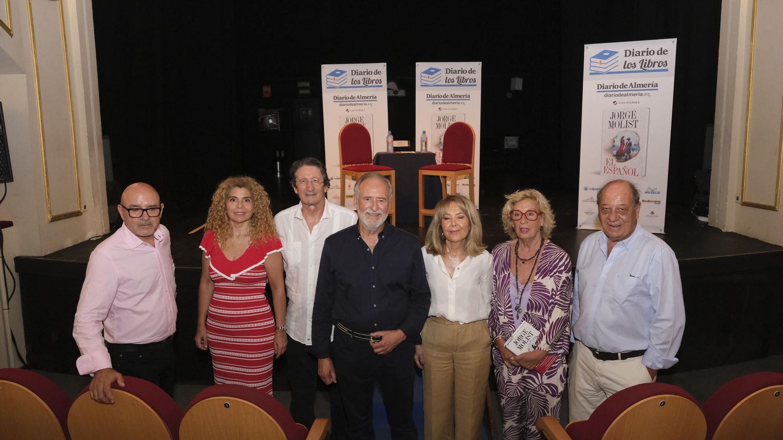 Antonio Lao con Molist y patrocinadores del acto literario.