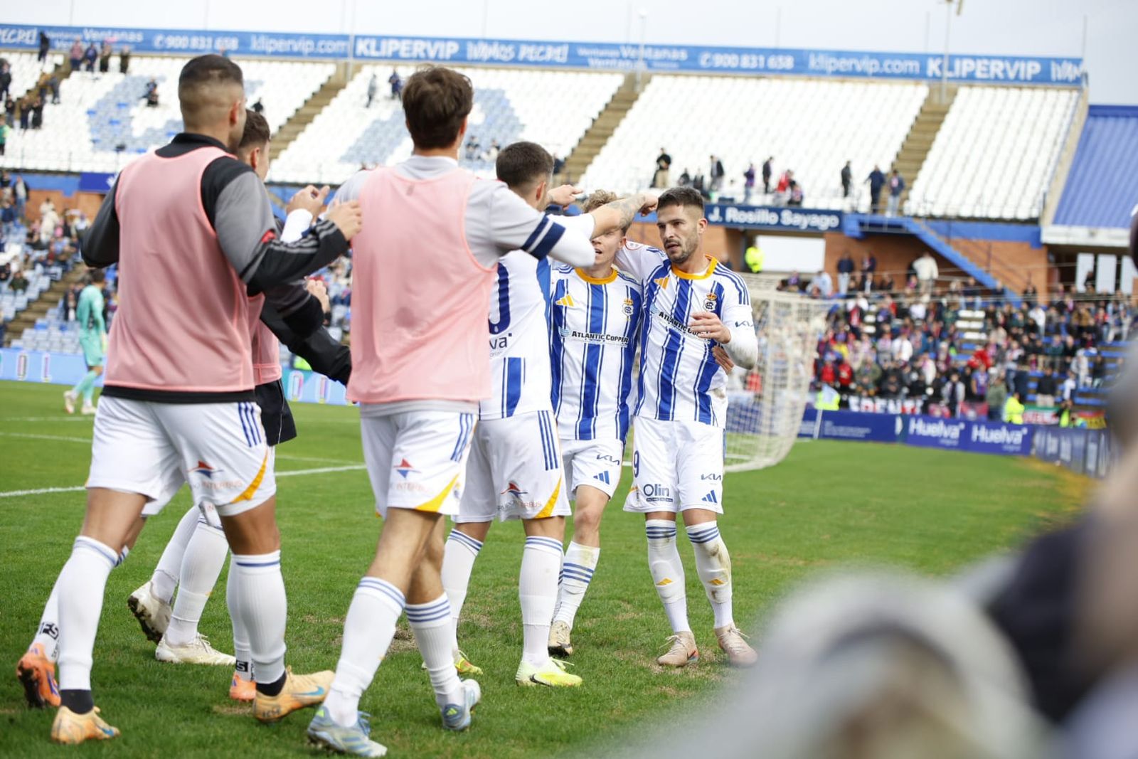 Antonio Domínguez felicita a Caye Quintana tras su gol.