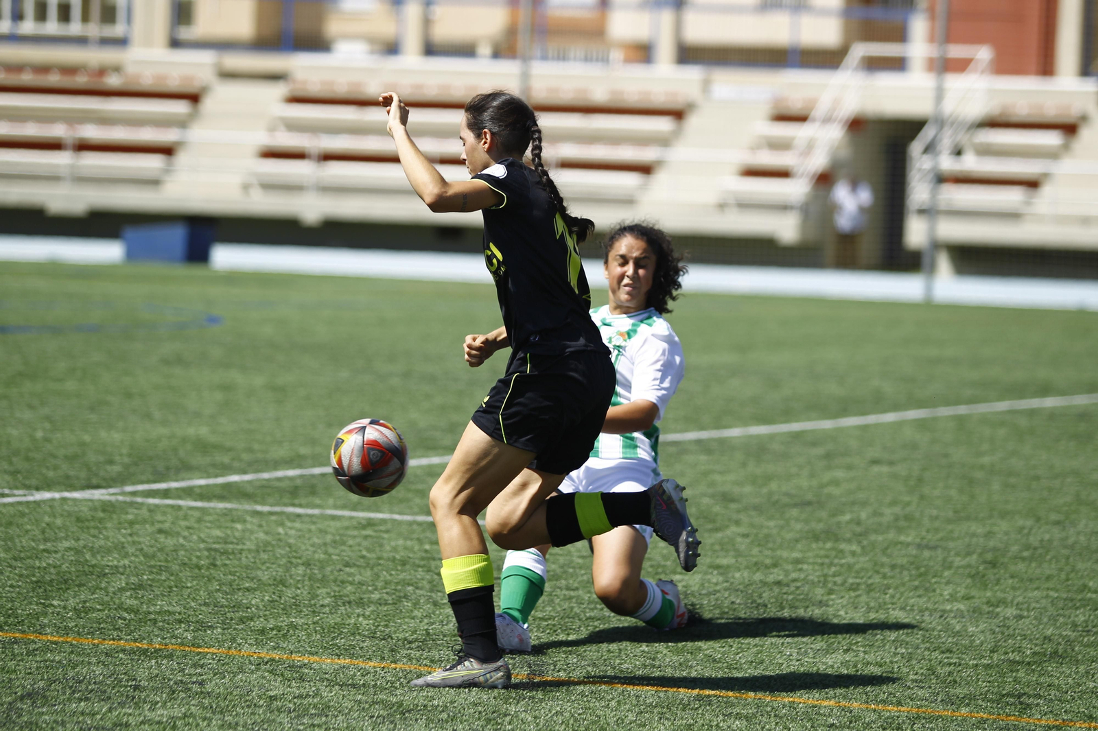 Andrea Tejedor se marcha de una rival durante un encuentro de esta última temporada disputado en casa. Andrea Tejedor se marcha de una rival durante un encuentro de esta última temporada disputado en casa.