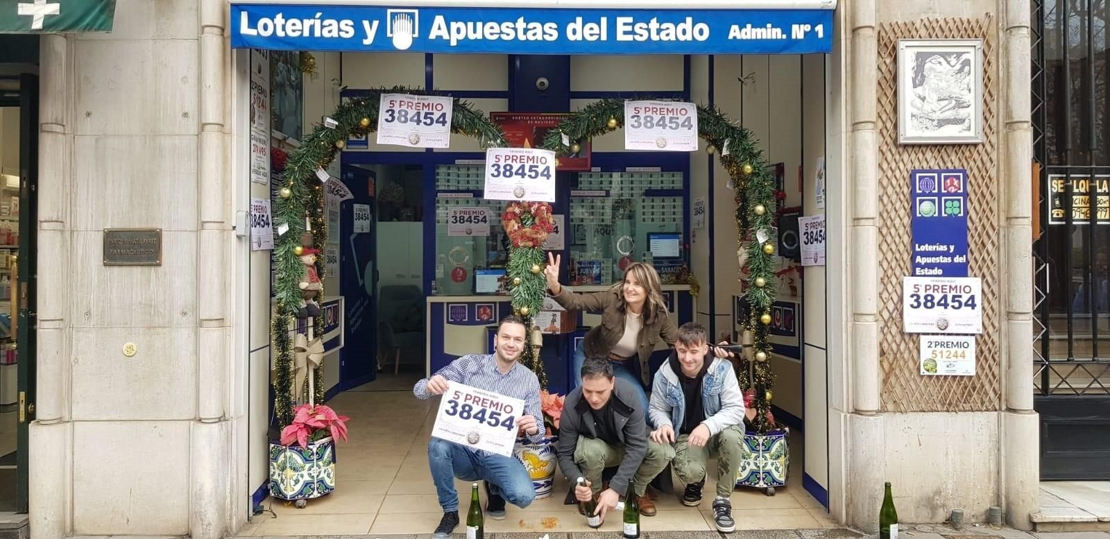 Celebraciones de los premiados con la Lotería de Navidad en España Celebraciones de los premiados con la Lotería de Navidad en España