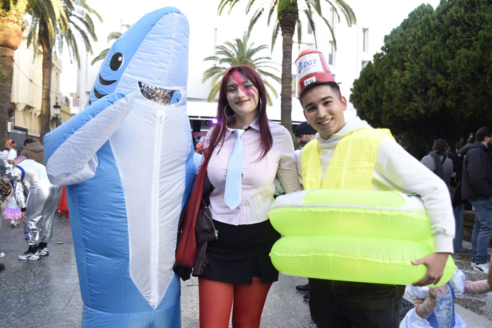 Búscate en las fotos de la fiesta en la calle del sábado en el Carnaval de la Concha Fina de La Línea