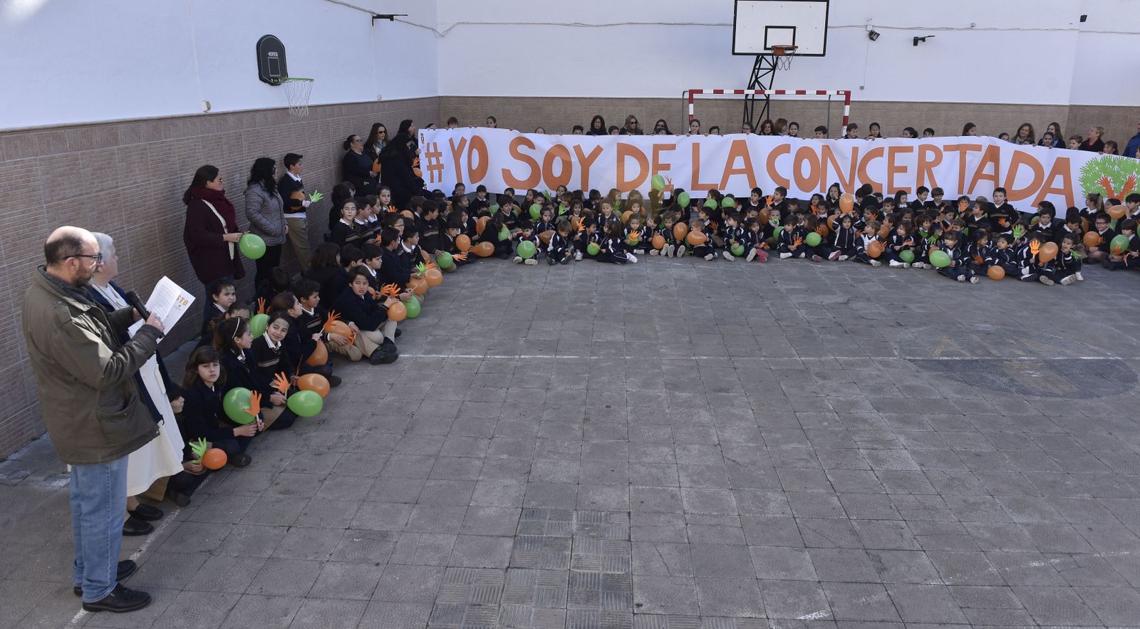 Un momento de la protesta llevada a cabo en el Colegio de las Mercedarias de la calle San Vicente.