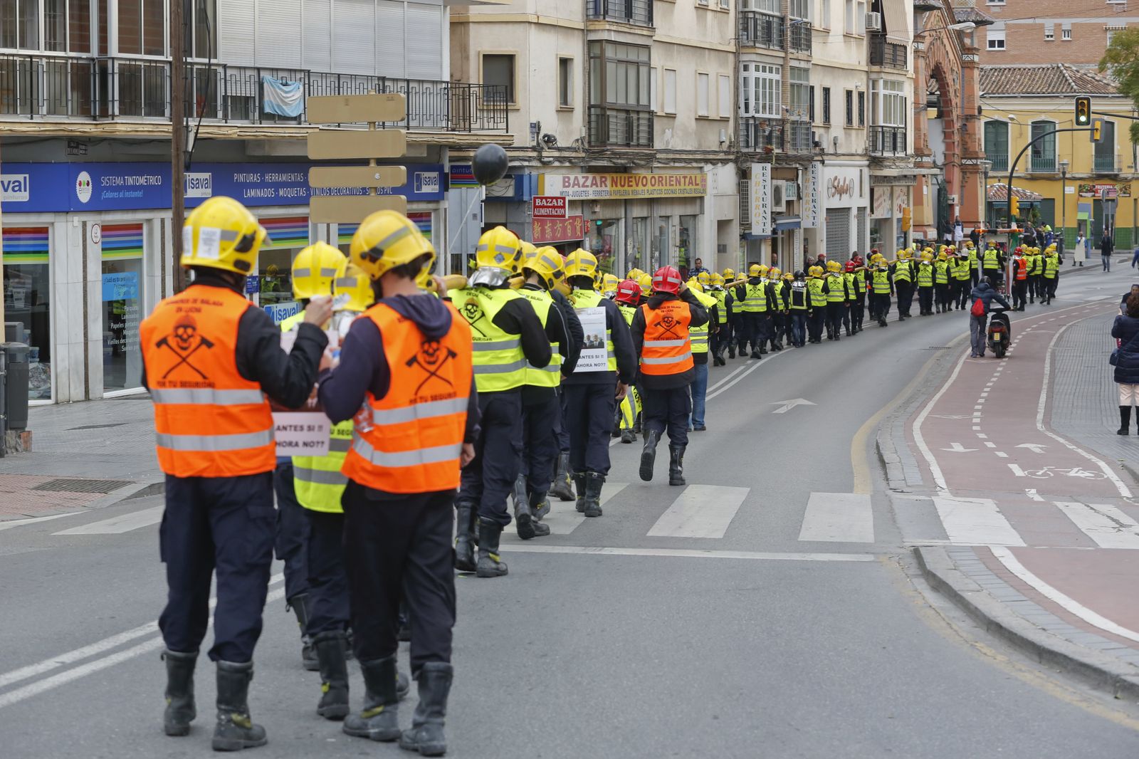 Las imágenes de la 'marcha fúnebre' de los bomberos en Málaga