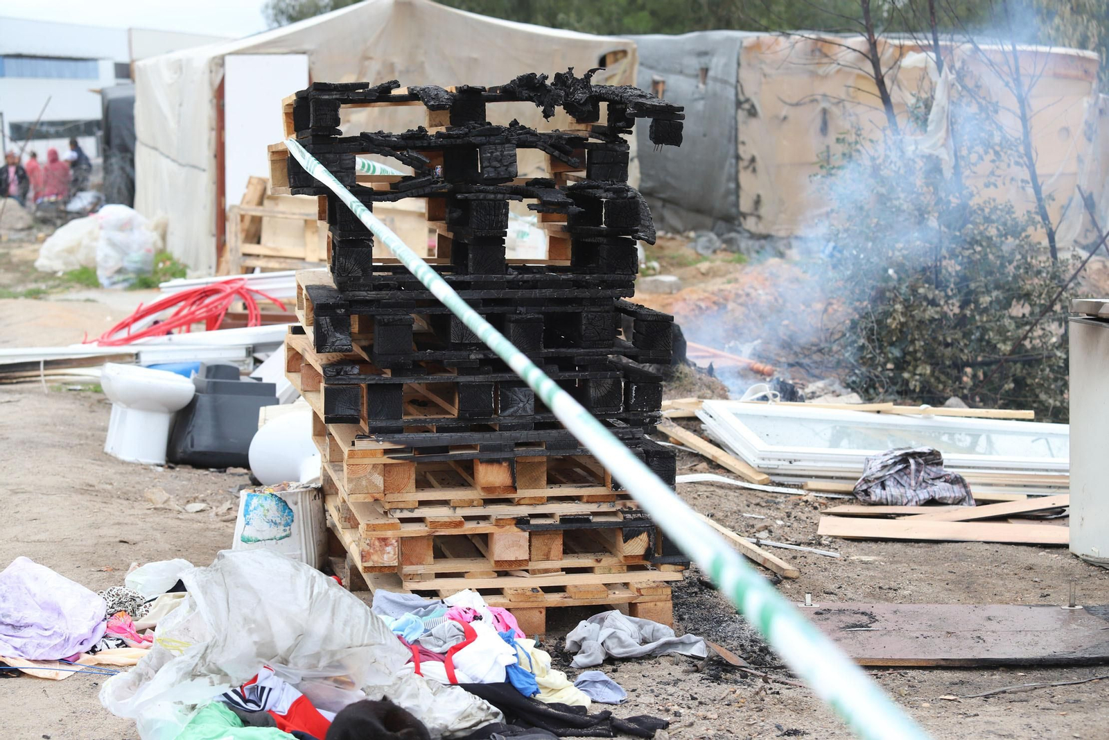 Imágenes del incendio de un asentamiento en Palos de la Frontera, donde falleció un joven de 23 años