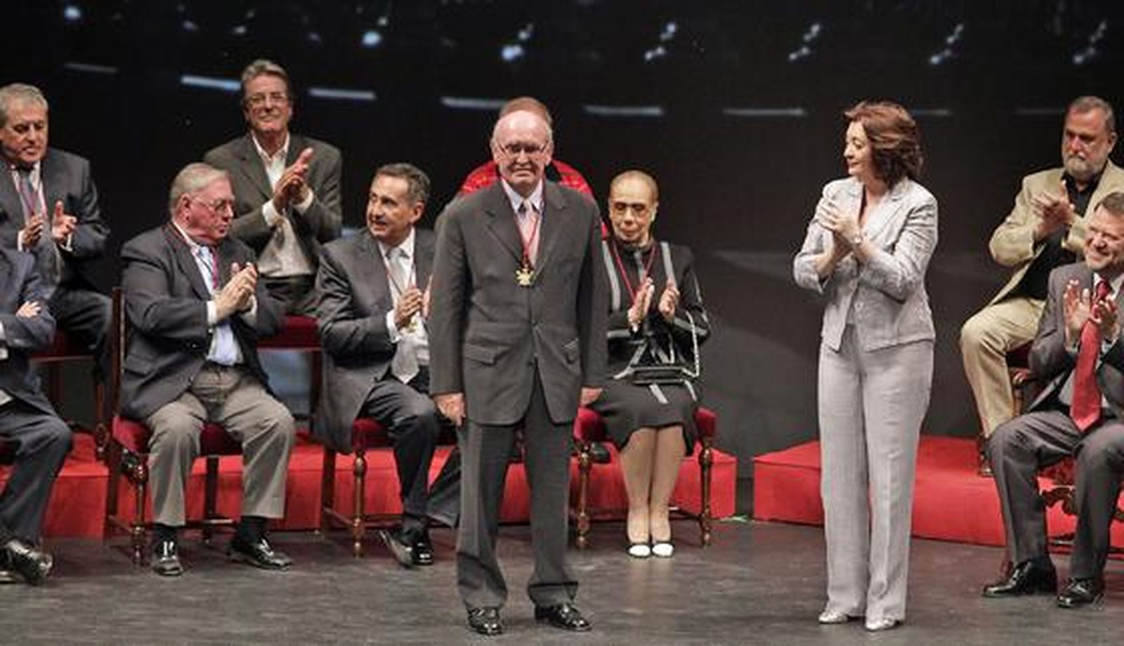 Manuel Ruesga Bono con la 'Medalla de la Ciudad' en el día de Sevilla.

Foto: Antonio Pizarro, Victoria Hidalgo