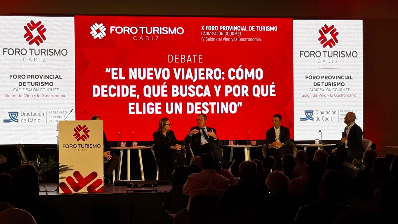 Mesa de debate sobre el perfil del nuevo viajero en el X Foro Turismo de Chiclana.
