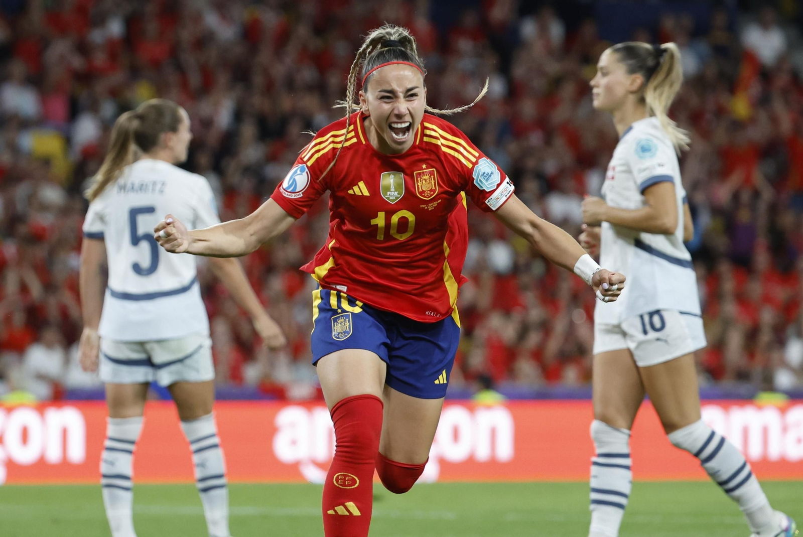 Athenea del Castillo celebra el primer gol de España ante Suiza.