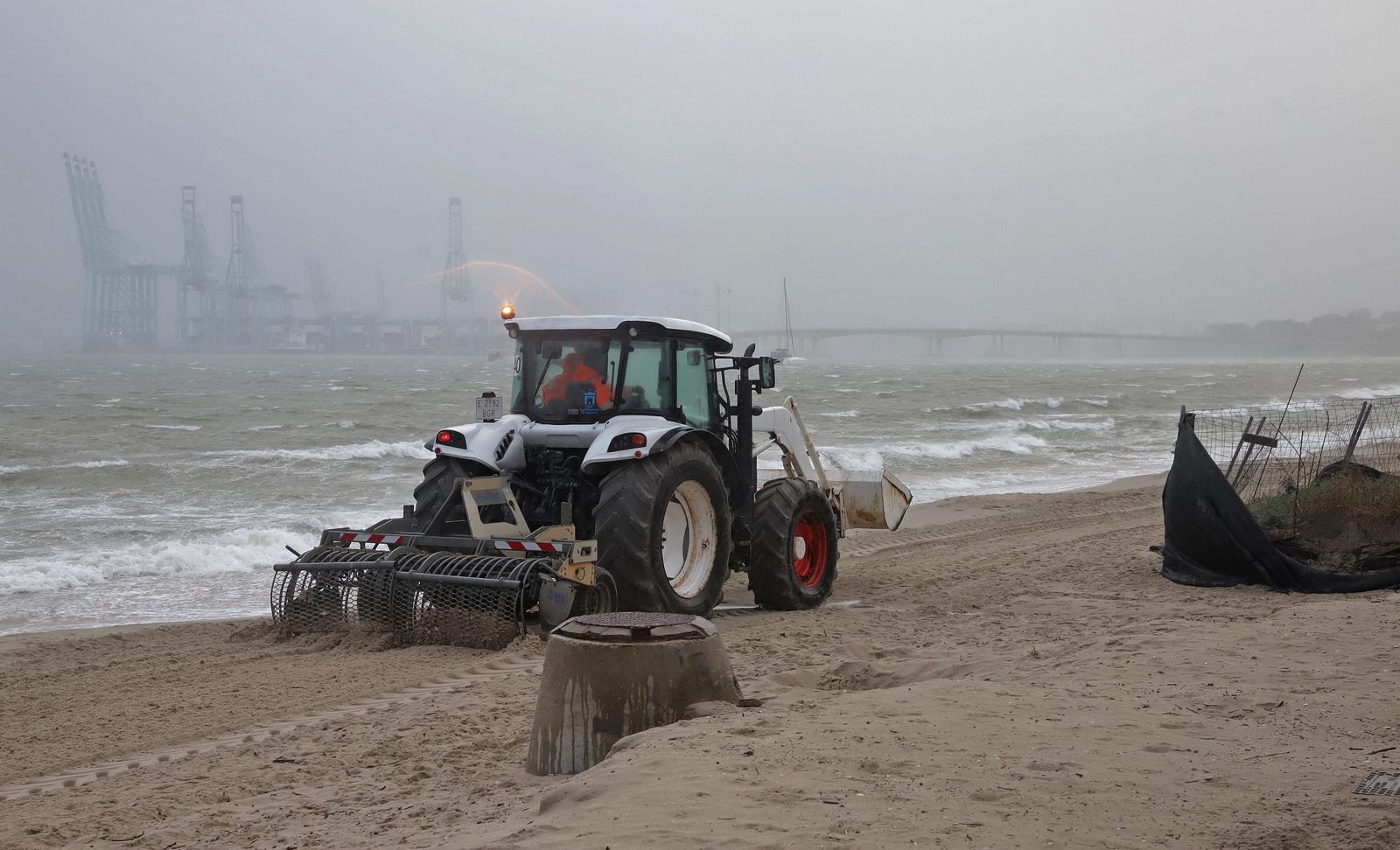 Fotos de la borrasca Joseph: Rachas de 100 km/h cierran el Estrecho y colapsan el Puerto de Algeciras