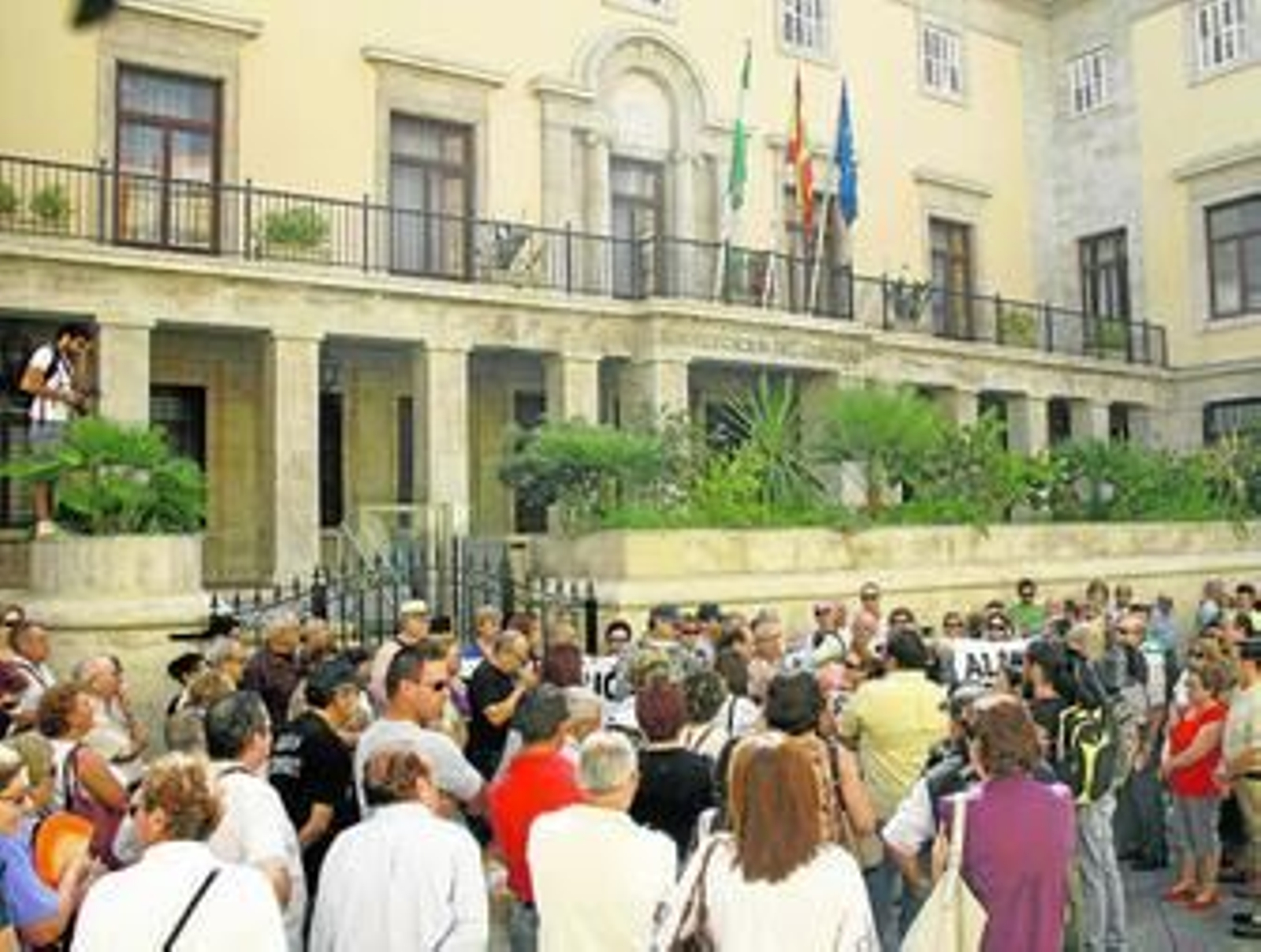 Manifestación realizada en Almería  por los afectados frente a la subdelegación de Gobierno.