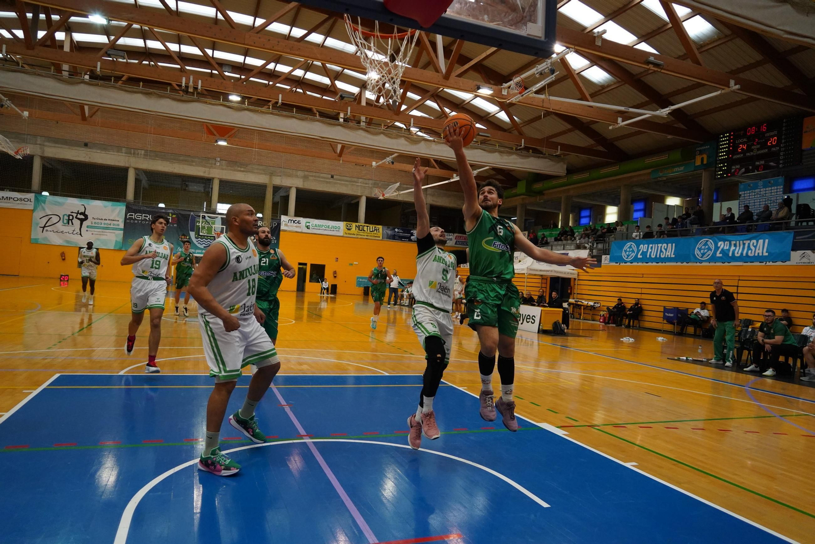 Un jugador del conunto ejidense realiza una entrada a canasta durante el encuentro frente a los jienenses.