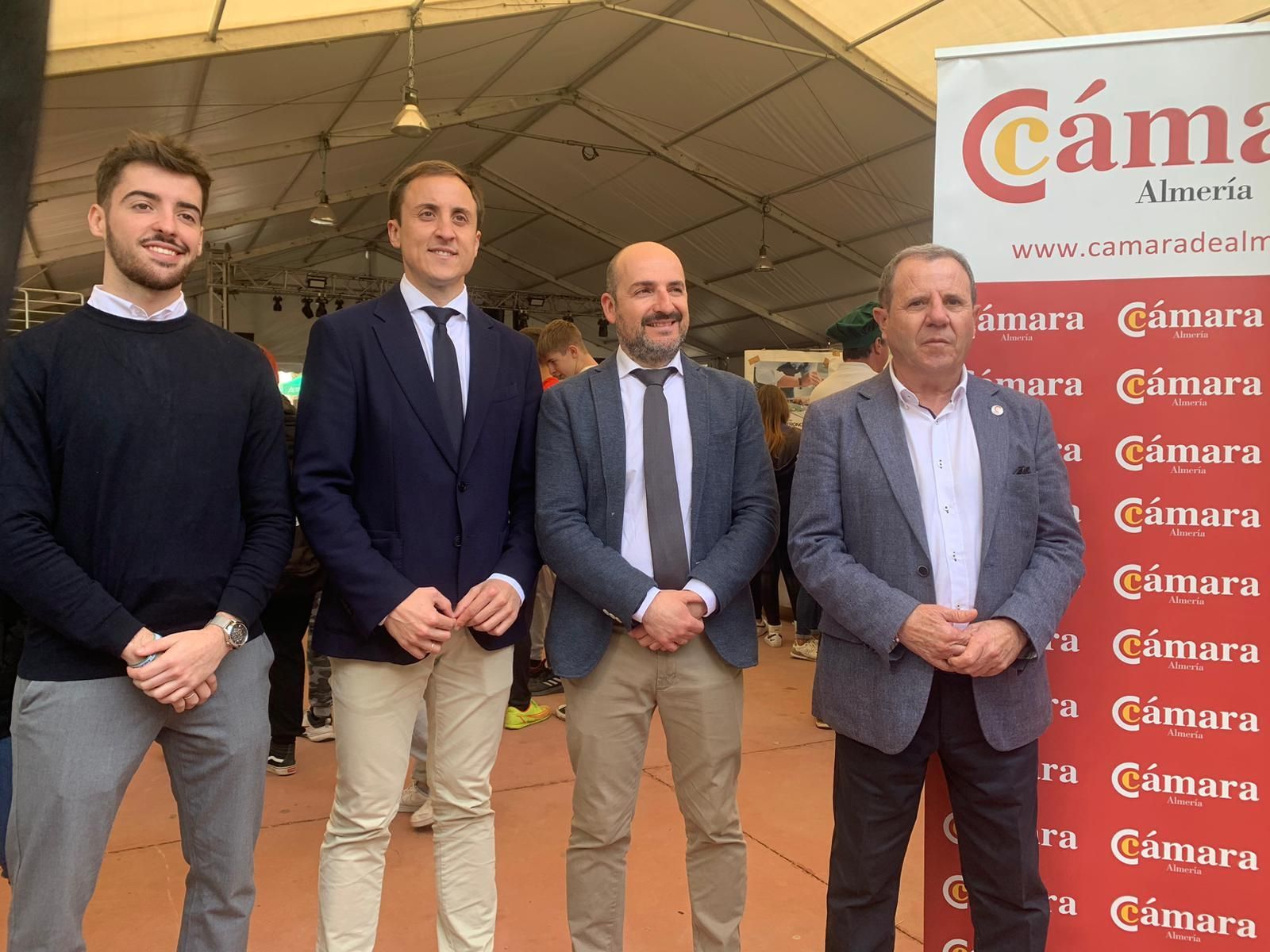 Foto de familia a la entrada de la Feria de Empleo.
