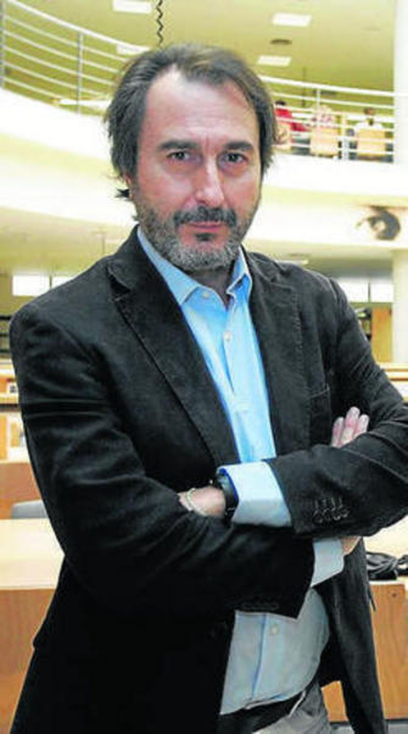 Miguel Gallego en la biblioteca.