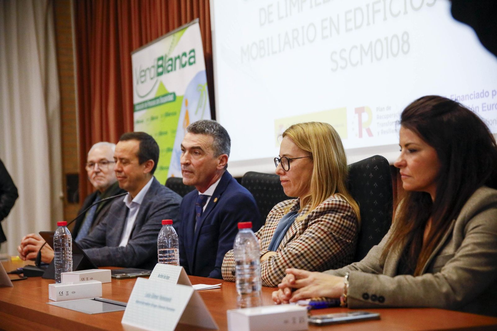 Imágenes de la enterga de certificado de profesionalidad de limpieza de superficies y mobiliarios de VerdiBlanca en la Universidad de Almería