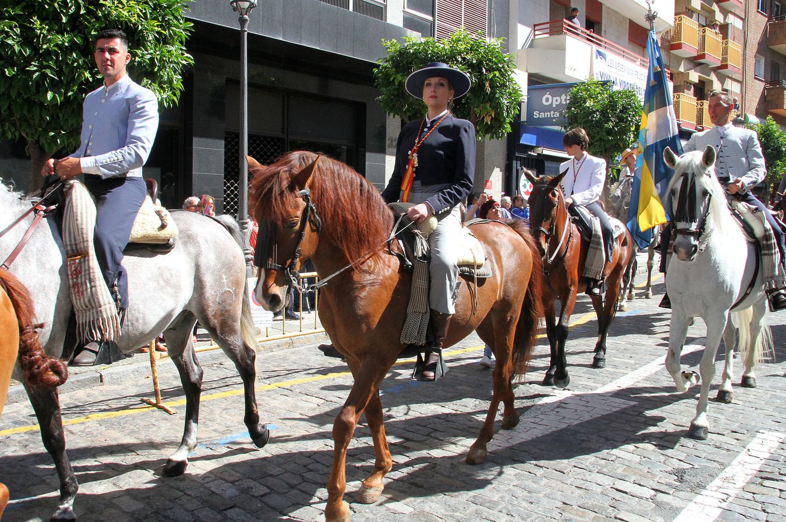 Imágenes de los caballistas, peregrinos a pie y carros de la Hdad de Emigrantes