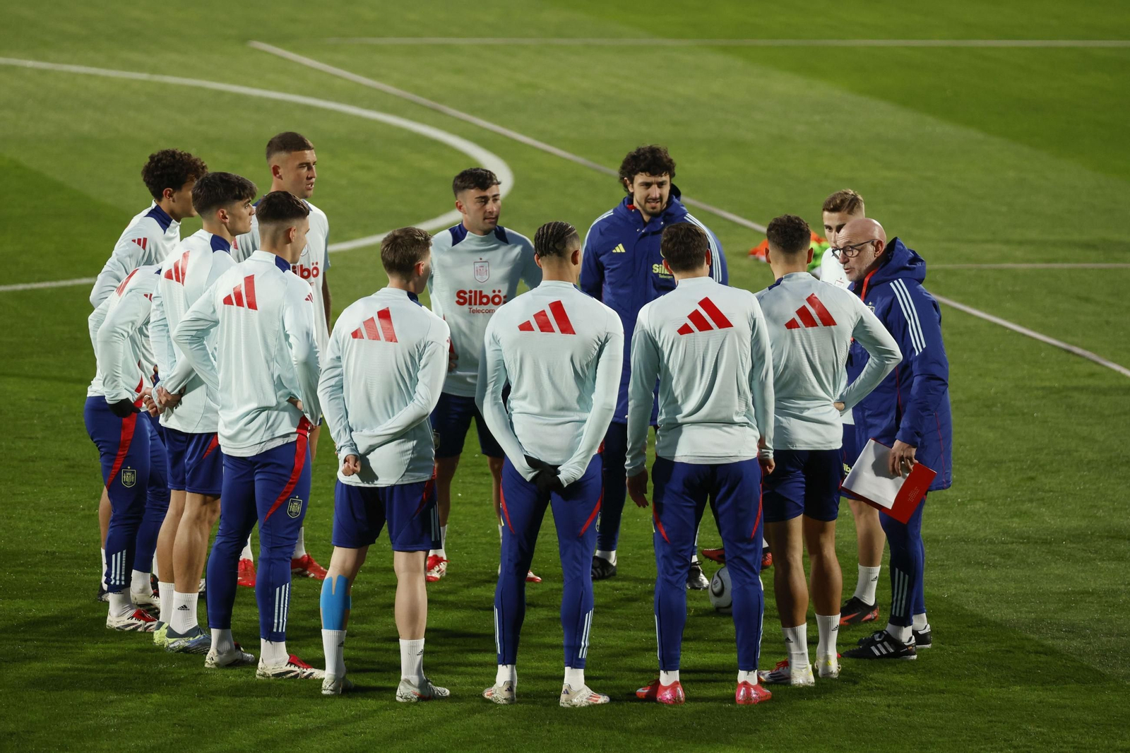 El primer día de Dean Huijsen con los campeones de Europa