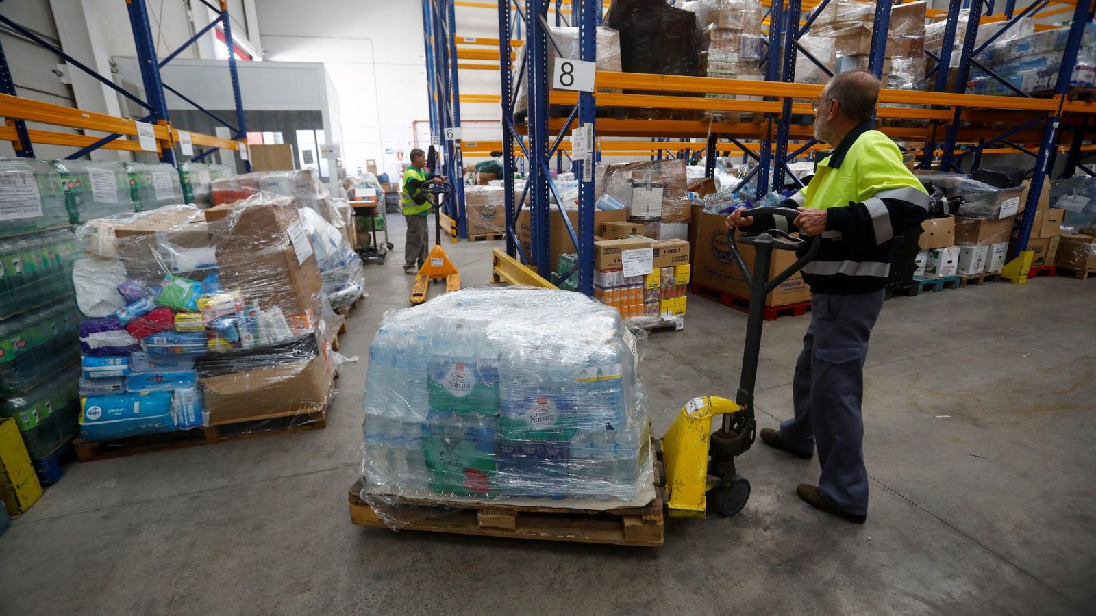 Varios voluntarios trabajan en el Banco de Alimentos de Córdoba.