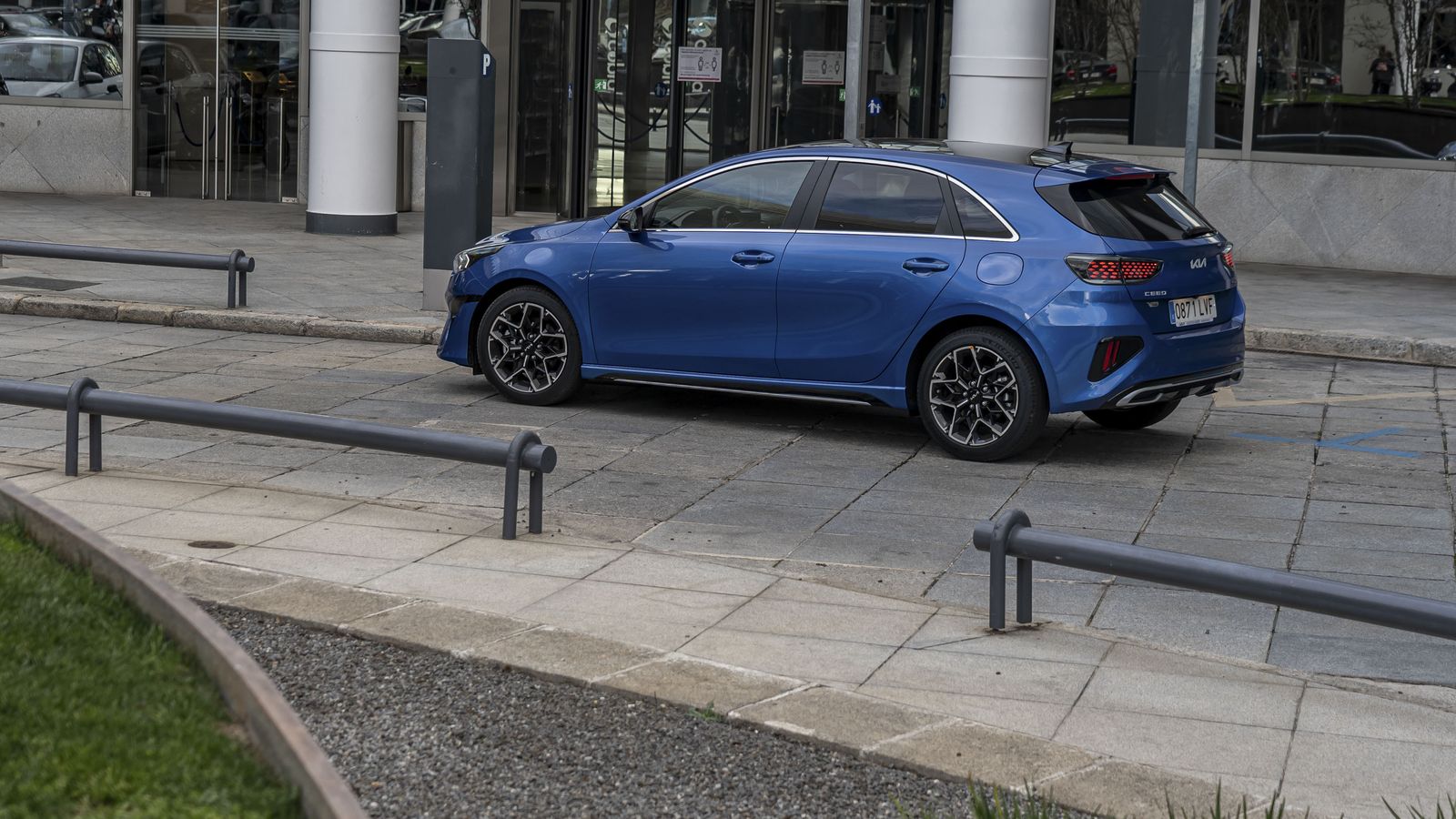 Otras modificaciones afectan a los pilotos, distintos en los GT-line y GT con leds independientes y oscurecidos a los de los Concept, Drive y Tech.