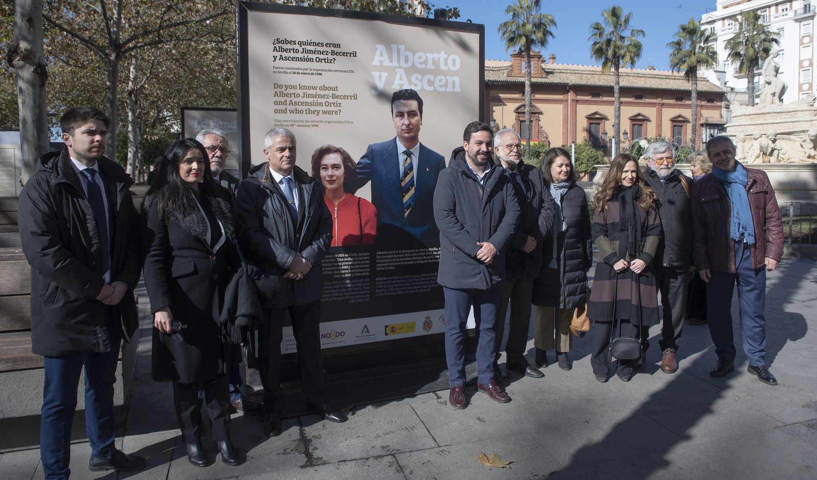 Imágenes de la exposición de mupis en la Puerta de Jerez sobre Alberto y Ascensión