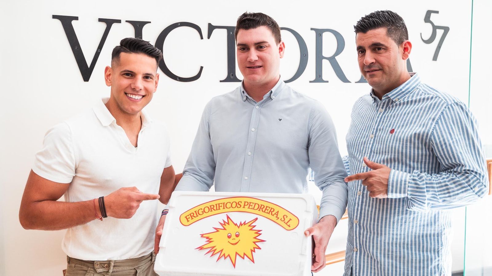 El mismo día se entregó el Premio Bandeja Cordobesa del mes de octubre a Manuel Cabezas por su excelente trabajo a cargo de la sala de Victoria 57