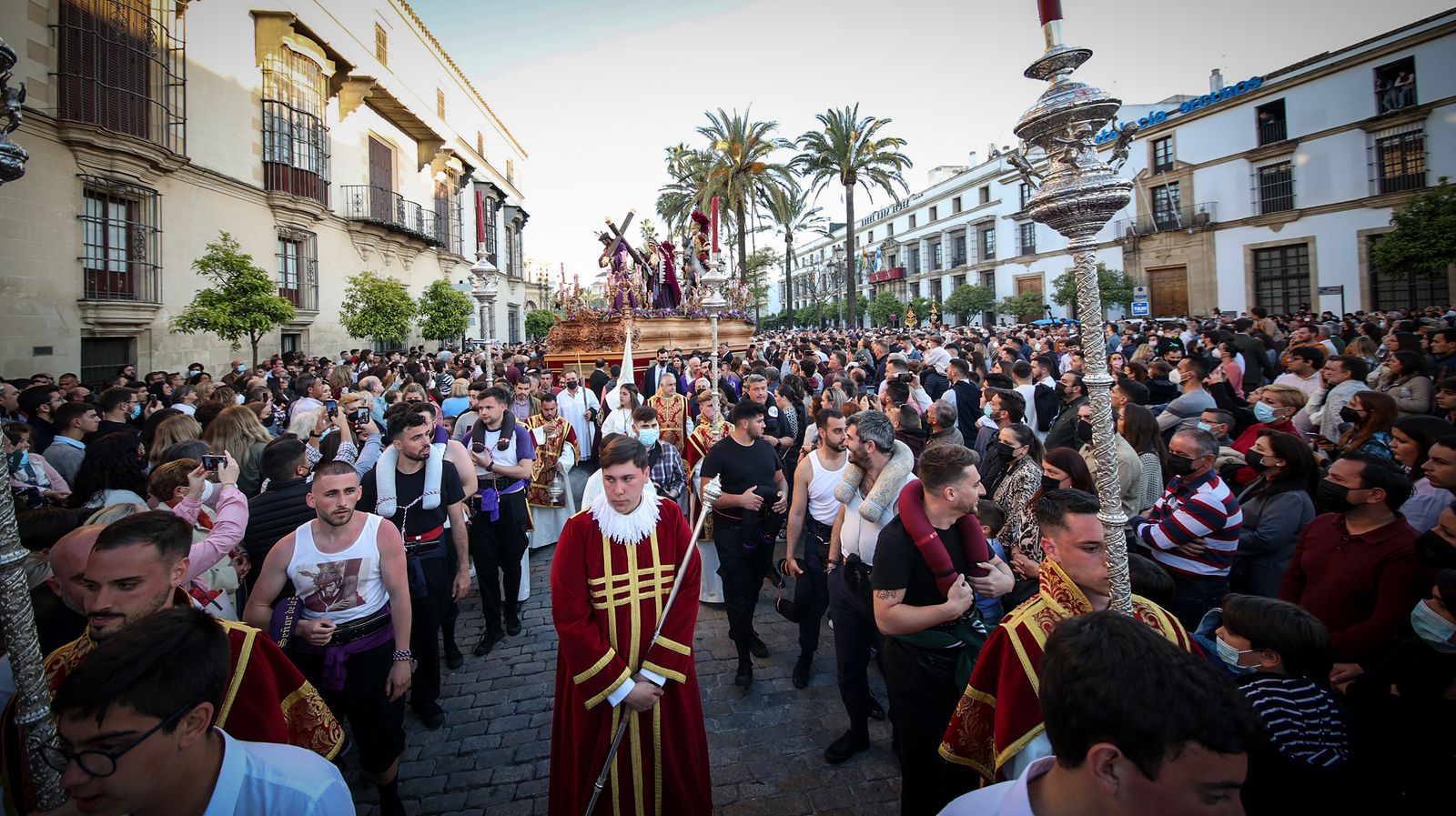 Llegada de la hermandad de la Entrega al centro de la ciudad.