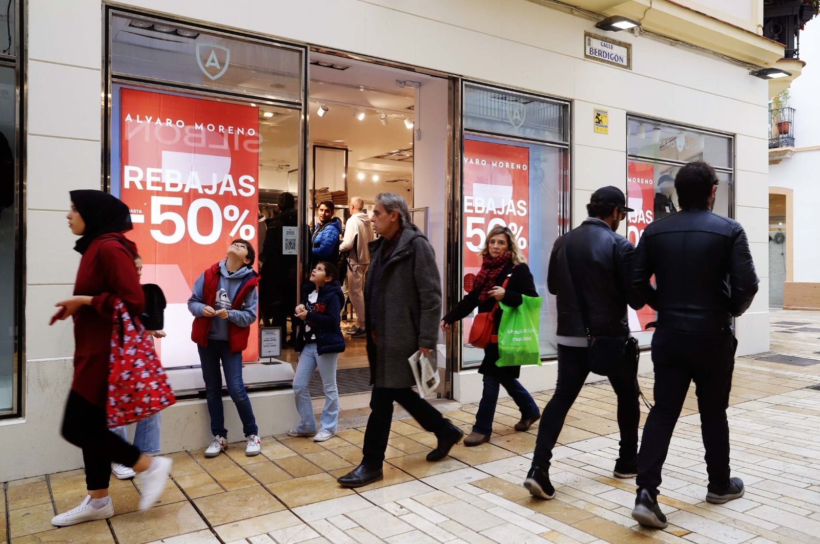 Una tienda del centro de Huelva capital luce el cartel de rebajas el 7 de enero
