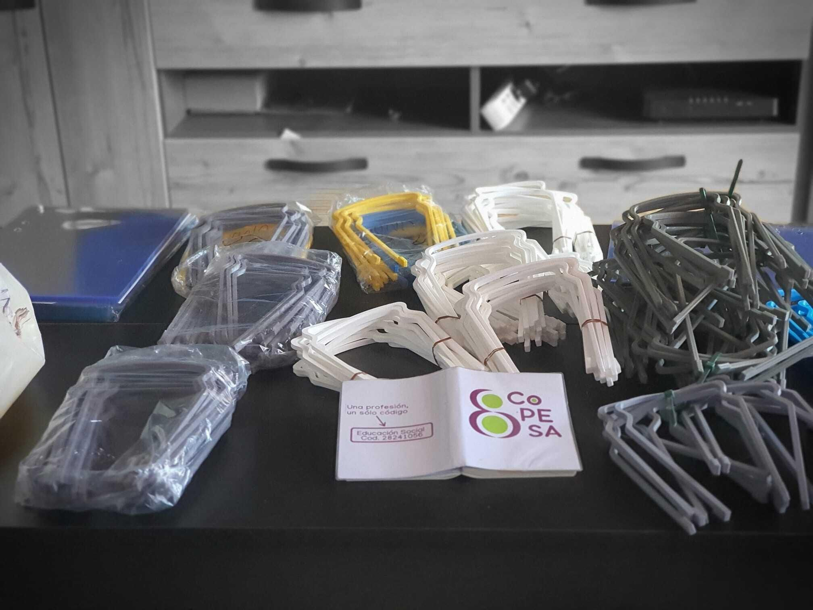 Una parte de las pantallas faciales repartidas.