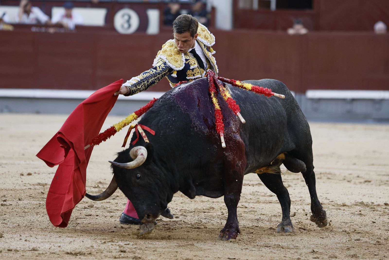 El Juli con la diestra a su segundo toro, con el que falló a espadas