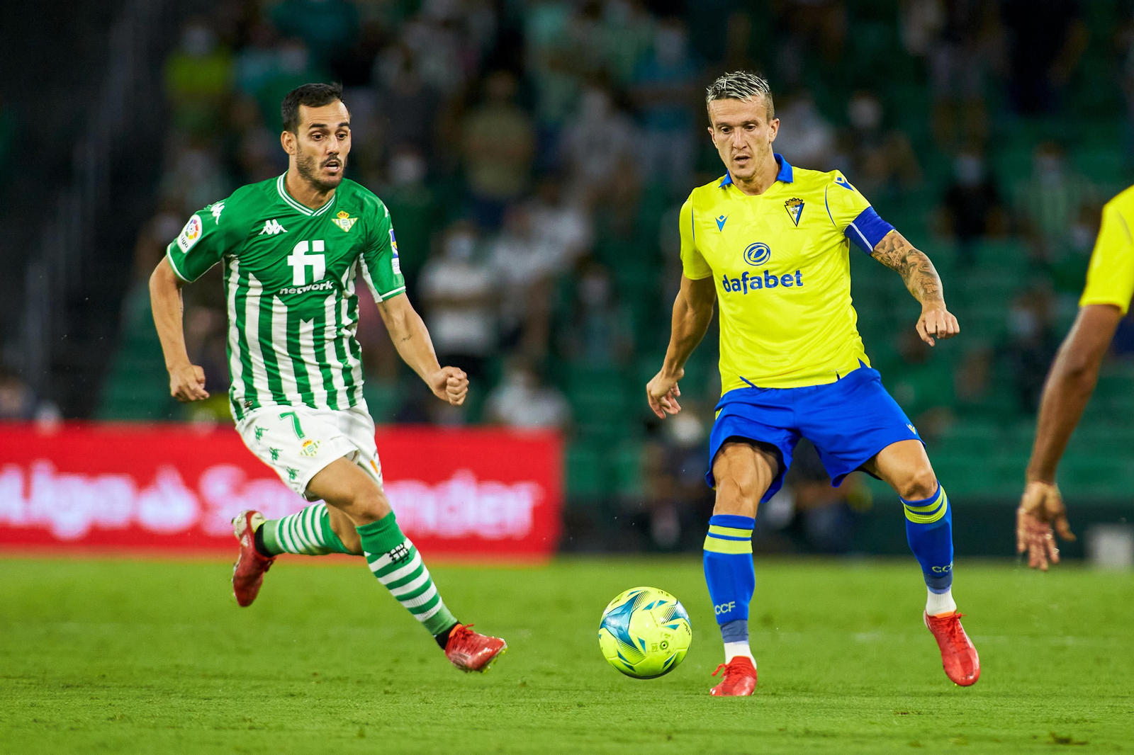 Juanmi disputa un balón con Salvi durante un Betis-Cádiz.