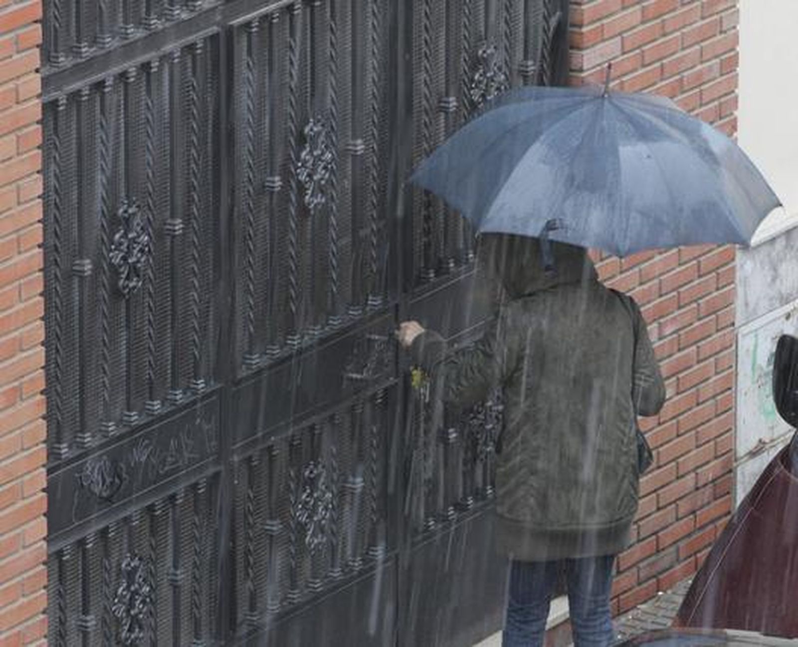 Una mujer entrando en el portal de su domicilio.

Foto: J. C. Vázquez, B. Vargas y A. Pizarro