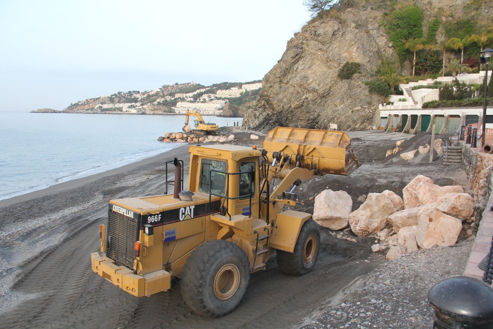 El documento plantea soluciones a medio y largo plazo para evitar los aportes de arena puntuales.