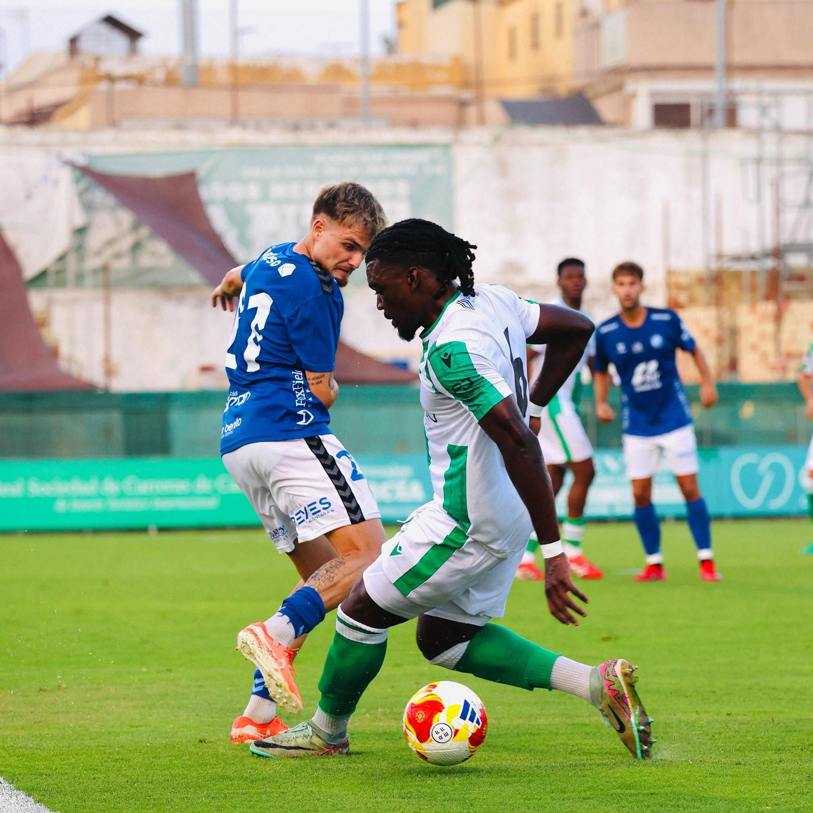 El centrocampista azulino Ekiza entró en la segunda mitad.
