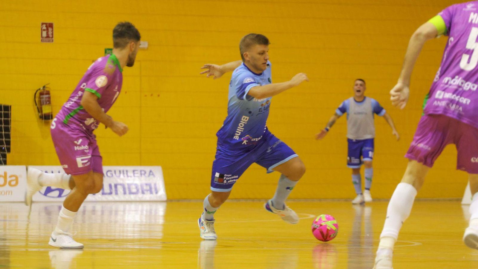 Cristian Rubio conduce el balón ante la presión del malagueño Davilillo.