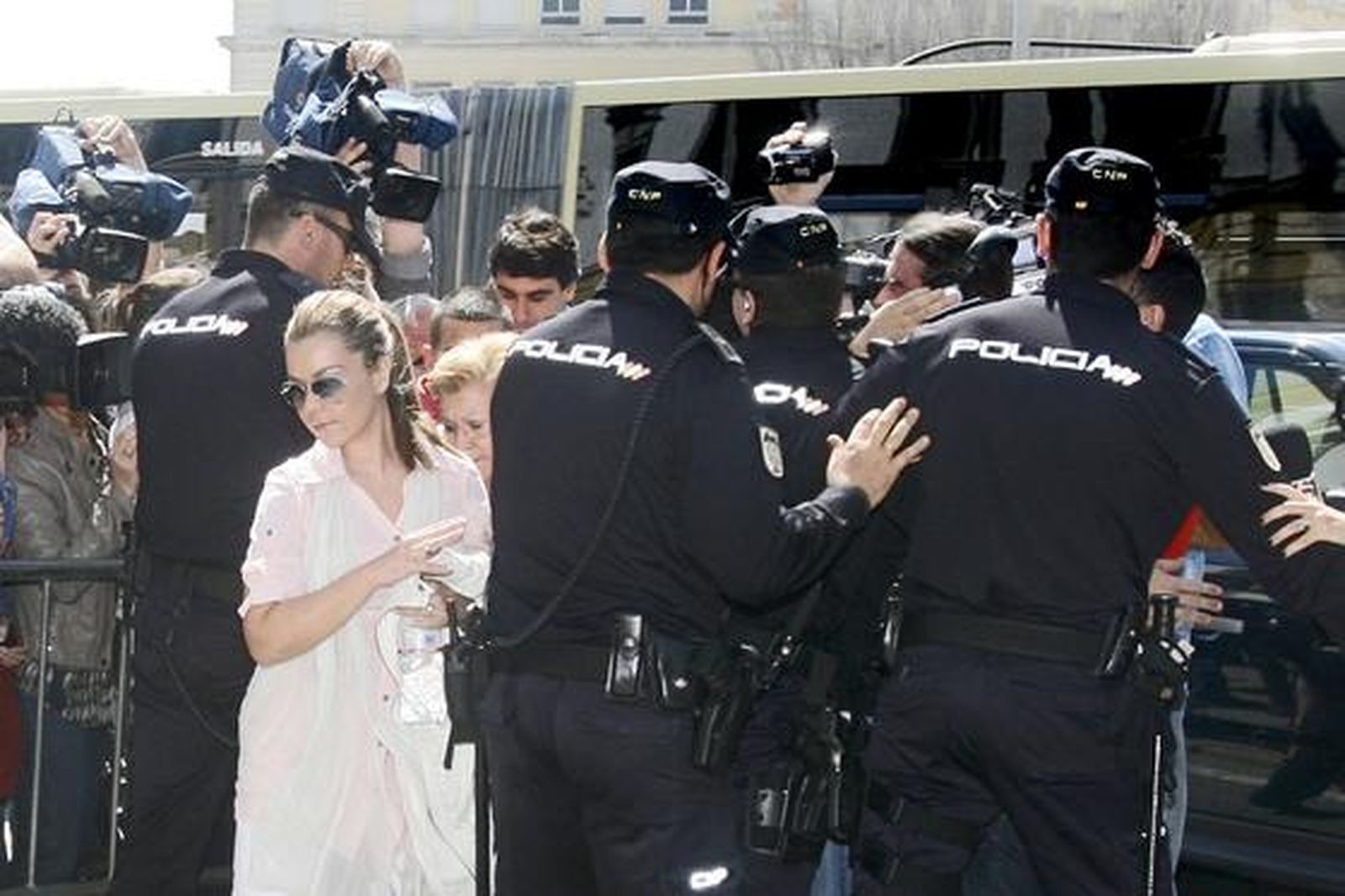Maria José Campanario, en compañía de su madre, entrando en la Audiencia Provincial entre fuertes medidas de seguridad./Fotos:Joaquín Pino/Lourdes de Vicente

Foto: Joaquin Pino / Lourdes de Vicente
