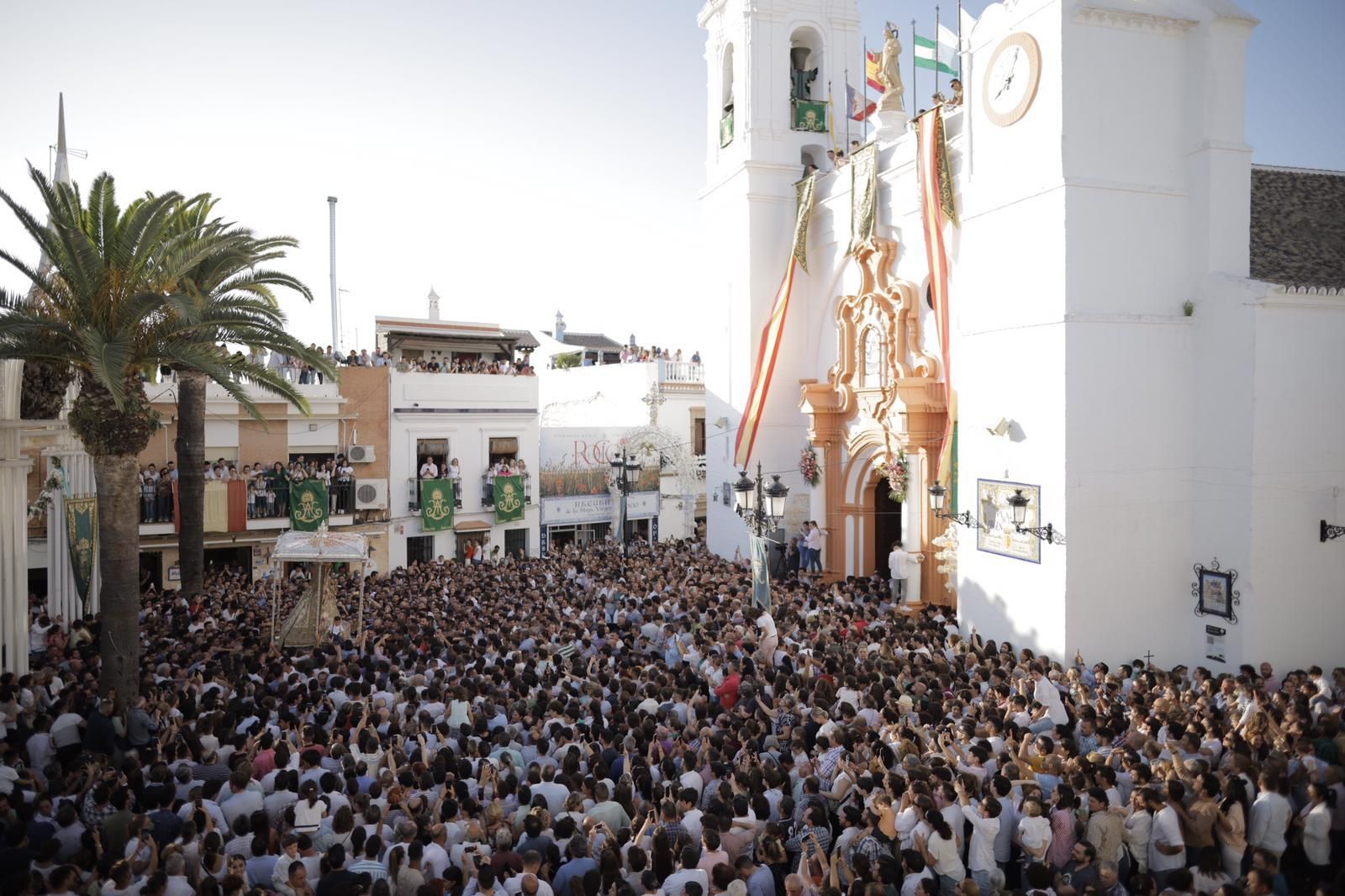 La Virgen del Rocío regresa a la iglesia tras 13 horas de procesión, en imágenes