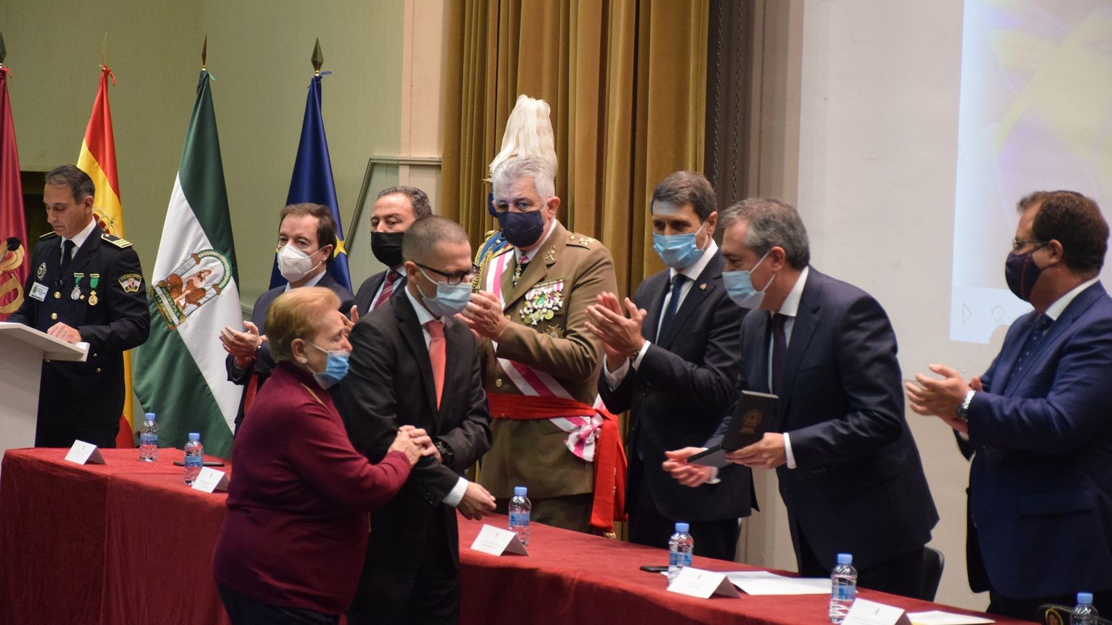 Familiares del policía José Carlos Téllez, fallecido en enero, recogen su condecoración a título póstumo.