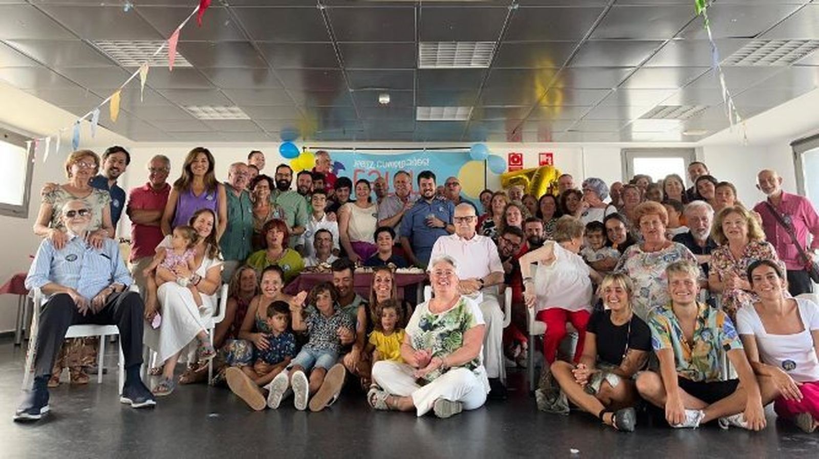 El anfitrión, Rafael Bocanegra Díaz-Crespo, con el grupo de familiares y amigos durante la comida celebrada con motivo de sus setenta cumpleaños, en el Club Náutico 'El Alcázar', en el barrio de Puntales.