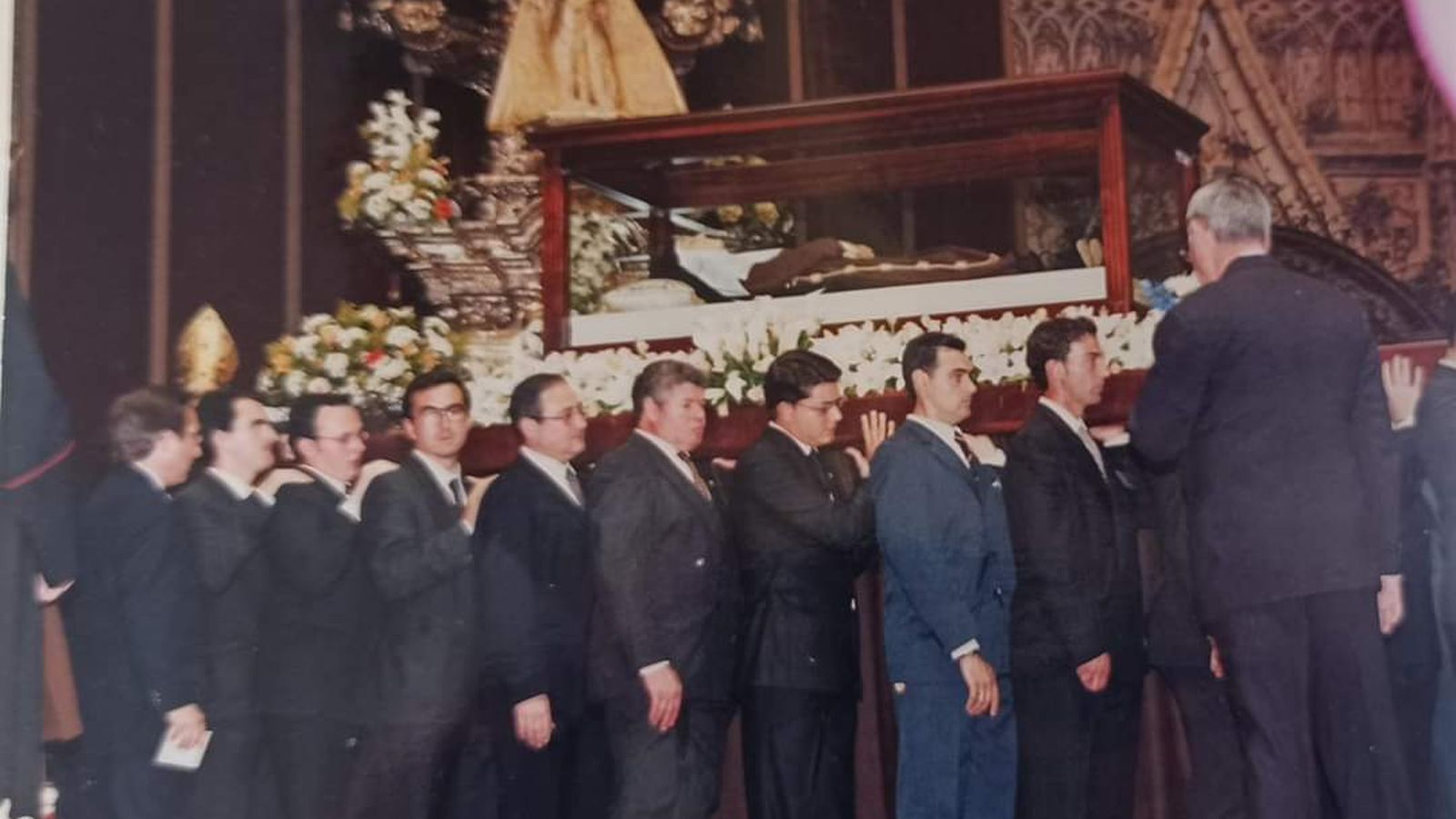 Carlos Morán en el traslado de Santa Ángela a la Catedral en 2003.