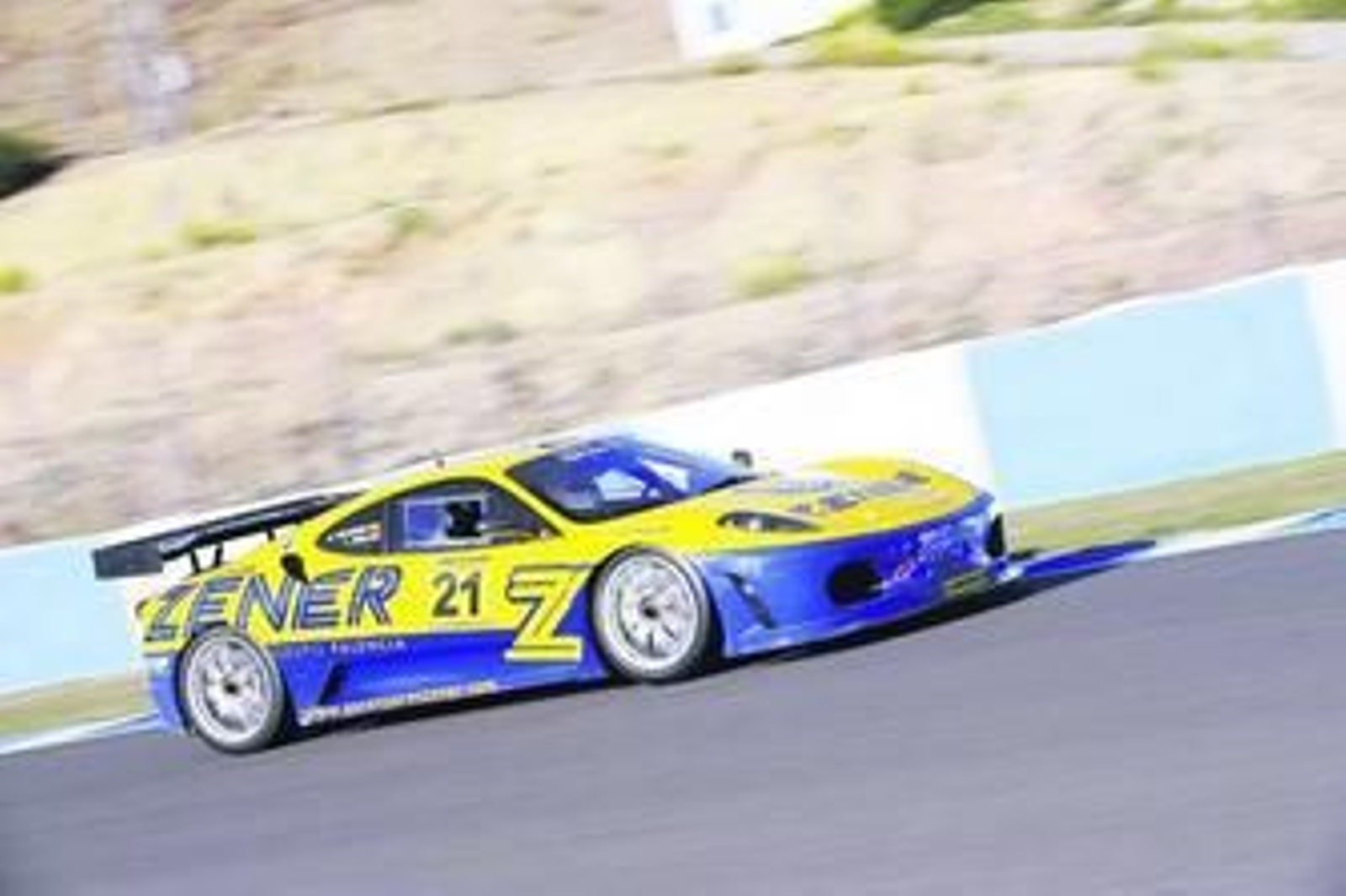 El bólido de Palencia y Puig, acelerando durante los entrenamientos de ayer.